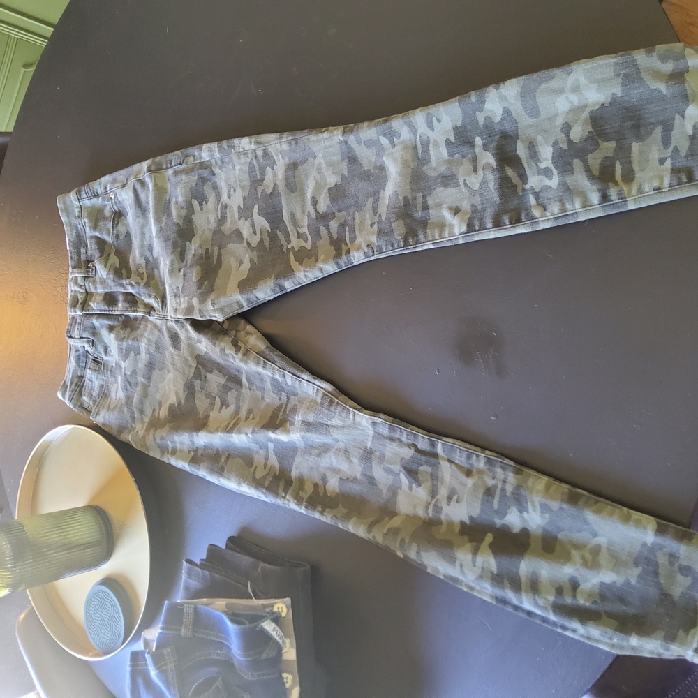 Good American Camouflage Ankle & Cropped Jeans